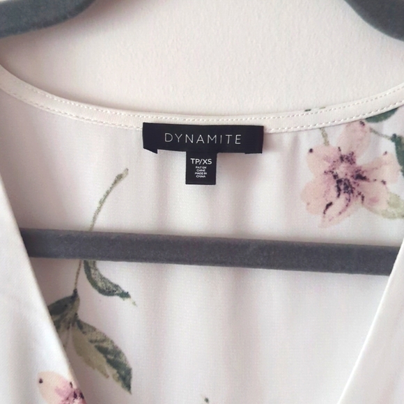 White floral print blouse from dynamite size XS - Picture 3 of 6